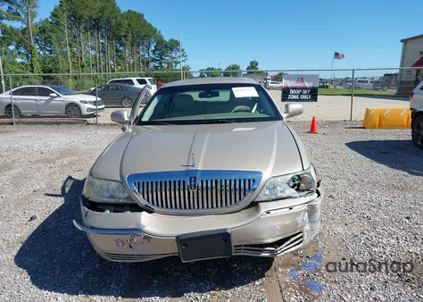 2009 Lincoln Town Car Signature Limited z USA, uszkodzony, nr VIN 2LNHM82V79X629120